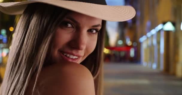 Aproape Femeie Purtând Pălărie Uitându Peste Umăr Trotuarul Orașului Din — Videoclip de stoc