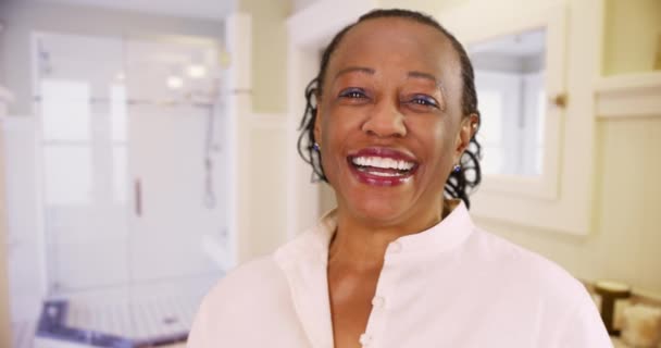 Uma Mulher Negra Idosa Feliz Posa Para Retrato Seu Banheiro — Vídeo de Stock