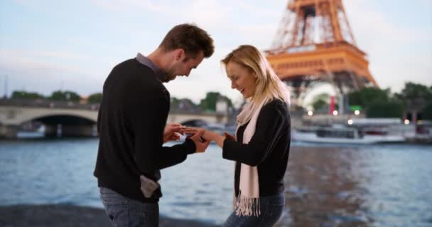 快乐的男人和女人在巴黎订婚 依偎在塞纳河畔的一对旅游情侣 — 图库视频影像