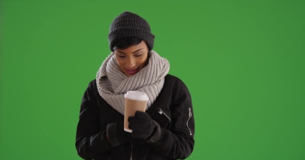 Ładna Czarna Kobieta Stce Zdejmuje Rękawiczkę Odpowiedzieć Sms Zielonym Ekranie — Wideo stockowe