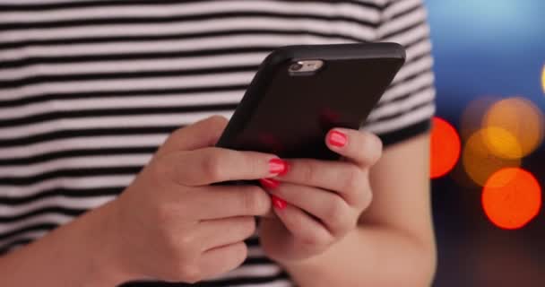 Extrême Gros Plan Des Messages Texte Millénaires Aide Téléphone Intelligent — Video