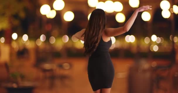 Rückansicht Der Schönen Kubanerin Engem Schwarzen Kleid Die Stadtgebiet Tanzt — Stockvideo