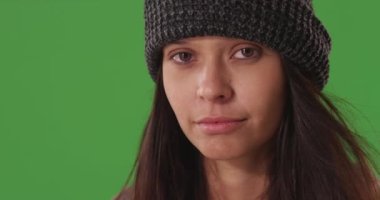 Stressiz bir kadının yeşil ekranda kameraya baktığı yakın çekim. Yeşil ekranda duran kasvetli yüzüyle çekici bir kızın sımsıkı görüntüsü. 4k