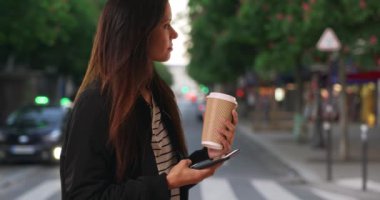 Bombacı ceketli hippi kız şehir caddesinde cep telefonuyla mesajlaşıyor. Milenyum kadını kahve mesajlarıyla dışarıda dikilen bir arkadaşına cep telefonuyla mesaj atıyor. 4k