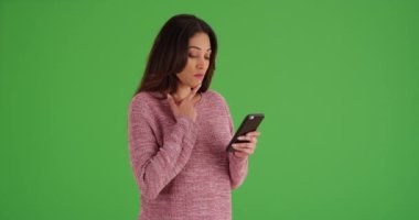 Çekici Latin kadın mesajları yeşil ekranda cep telefonunda. Anahtar ya da birleşik olmak üzere yeşil ekranda.