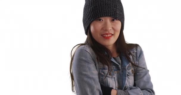 Congeler femme millénaire essayant de se réchauffer avec des mitaines et frotter les bras sur copyspace. Gros plan de la jeune femelle asiatique en utilisant un bonnet et des gants pour garder au chaud isolé sur fond blanc. 4k