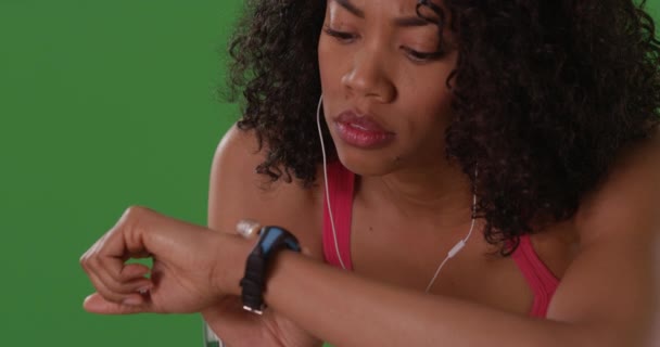 Feche Corredor Verificando Relógio Inteligente Enquanto Descansa Treino Greenscreen Close — Vídeo de Stock