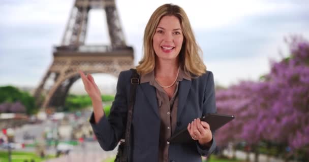 Retrato Sonriente Empresaria Parisina Con Tablet Digital Mujer Caucásica Usando — Vídeos de Stock