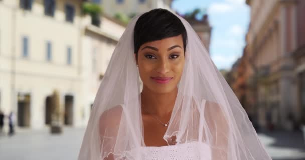 Joyeuse Mariée Jour Mariage Rome Italie Sourit Caméra Femme Noire — Video