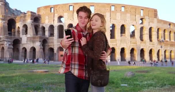 Pasangan Kaukasia Yang Menarik Mengambil Selfie Depan Coliseum Senyum Pria — Stok Video