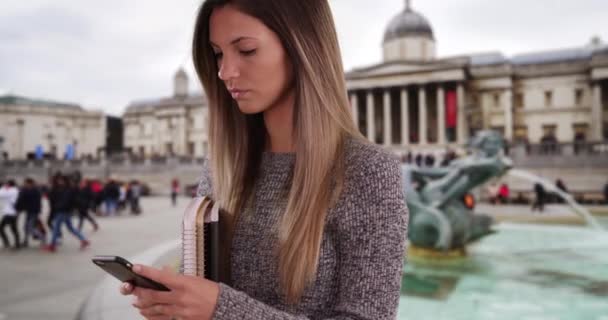 Tisíciletá Studentka Psala Mobil Zatímco Držela Knihy Londýně Anglii Mladá — Stock video