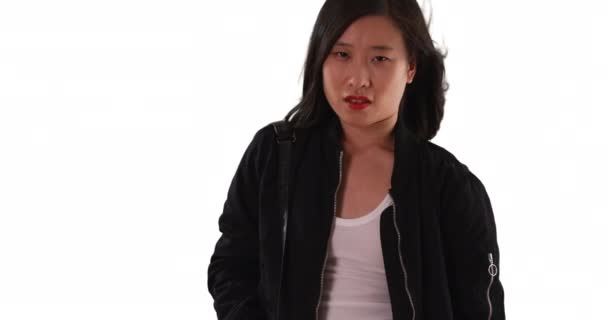 Čínská Žena Černém Bombardéru Bunda Při Pohledu Kameru Bílém Pozadí — Stock video