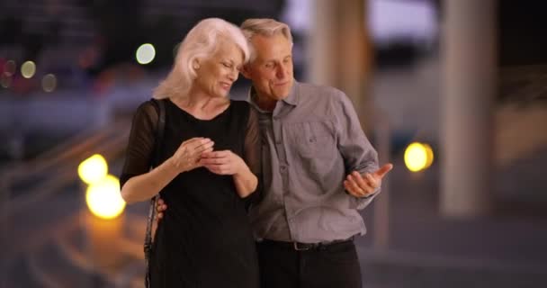 Senioren Verabreden Sich Nachts Einem Date Zwei Senioren Amüsieren Sich — Stockvideo