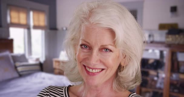 Detailní Záběr Krásné Starší Ženy Modrýma Očima Smějící Kameře Ložnici — Stock video