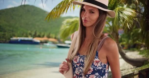 Porträt Einer Attraktiven Frau Sommer Outfit Tropischer Strandkulisse Stylische Attraktive — Stockvideo