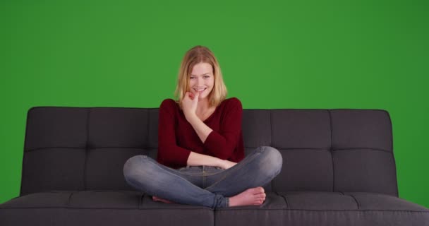 Hezká Mladá Žena Odpočívající Pohovce Usmívající Kameru Zelené Obrazovce Zelené — Stock video