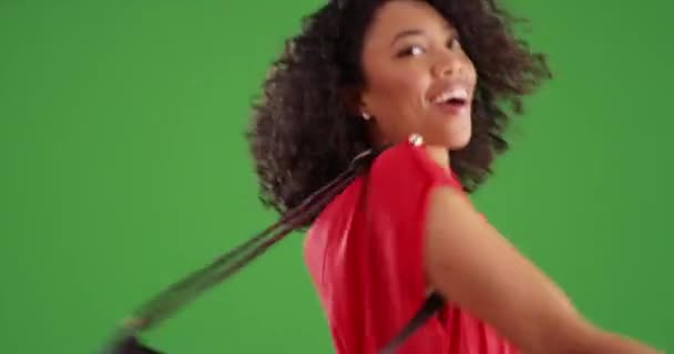 Yeşil Ekran Arka Planında Pırıl Pırıl Gülümseyen Güzel Siyah Kadın — Stok video