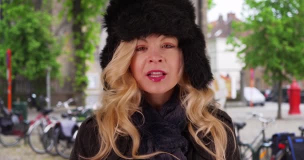 Turistka Staroměstských Ulicích Bruggách Belgie Útulném Klobouku Šále Veselá Usmívající — Stock video