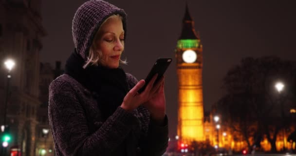 Senior Woman Tourist London Using Rideshare App Mobile Phone Night — Stock video