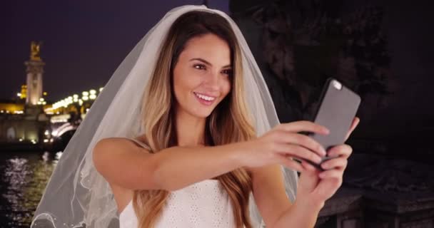 Glad Brud Som Tar Selfie Paris Natten Vacker Vit Kvinna — Stockvideo