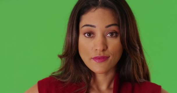 Detailní Záběr Atraktivní Latinské Ženy Zírající Kameru Klidným Výrazem Zelené — Stock video