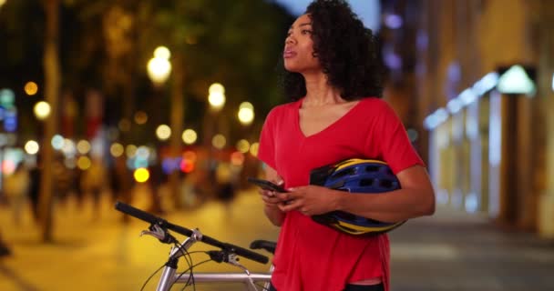 Donna Nera Bicicletta Notte Controllare App Mappa Del Telefono Cellulare — Video Stock