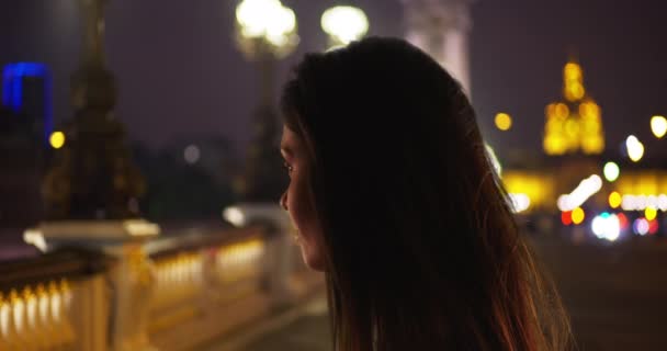 セーヌ川を望むポンアレクサンドル3世橋の美しい若い女性のシルエット 夜にはパリ フランスでの女性の観光客 — ストック動画