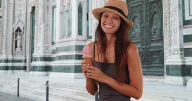 Florence Katedrali 'nin merdivenlerinde elinde dondurma külahıyla mutlu bir turist kadın. Venedik 'te fötr şapka takıp çilekli dondurma yiyen bin yıllık kadın portresi. 4k