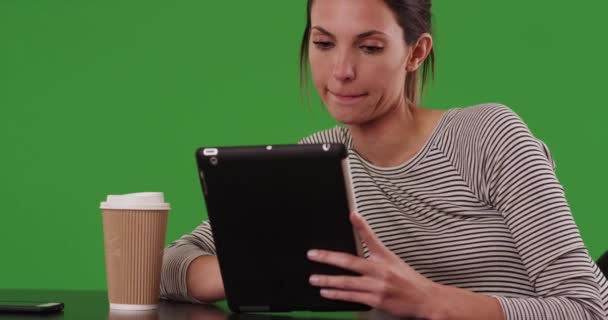 Millennial Donna Seduta Tavolo Del Caffè Con Tablet Computer Schermo — Video Stock
