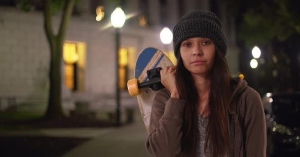 Milenyum Kızı Kaykayı Omuzlarının Üzerinde Tutuyor Geceleri Sokakta Kameraya Bakıyor — Stok video