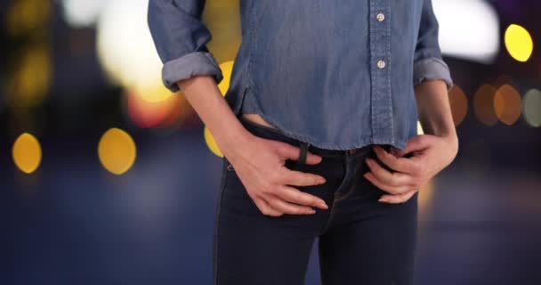 Primer Plano Mujer Caucásica Enganchando Pulgares Cinturón Bucle Jeans Calle — Vídeo de stock