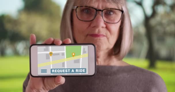Volwassen Witte Vrouw Houden Smartphone Naar Camera Met Ride Share — Stockvideo