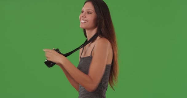 Genç Bayan Fotoğrafçı Yeşil Ekranda Dijital Kamerayla Fotoğraf Çekiyor Yeşil — Stok video