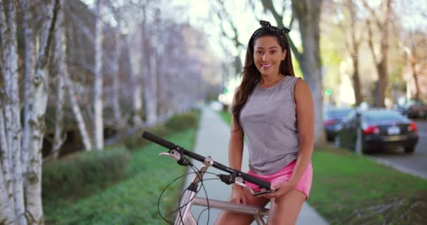 Porträtt Leende Latinamerikansk Hona Linne Och Shorts Poserar Med Cykel — Stockvideo