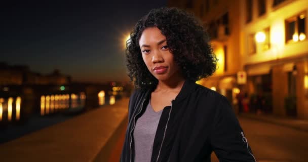 Gyönyörű Afro Amerikai Generációs Áll Szabadban Firenzében Hűvös Este Női — Stock videók