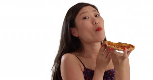 可爱的千年女性游客吃披萨孤立的白色背景 关门的年轻女子午餐吃比萨饼的复制空间 — 图库视频影像