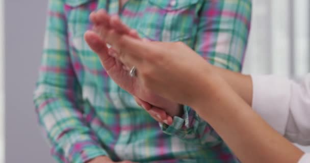 Zbliżenie Lekarza Badającego Starszych Pacjentów Ręka Nadgarstek Ciasne Ujęcie Młodego — Wideo stockowe