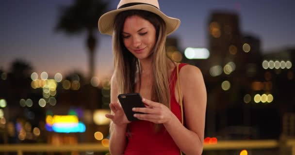 Šťastné Tisícileté Ženy Klobouku Tílku Pomocí Telefonu Aplikace Venku Městě — Stock video