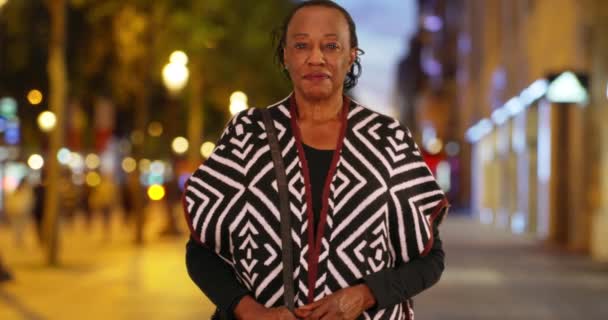 Portrait Femme Noire Âgée Sur Avenue Champs Elysées Nuit Bonne — Video
