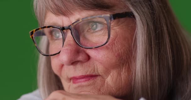 Detailní Záběr Půvabné Starší Ženy Brýlemi Odvracejícími Zelený Chromakey Kompozit — Stock video