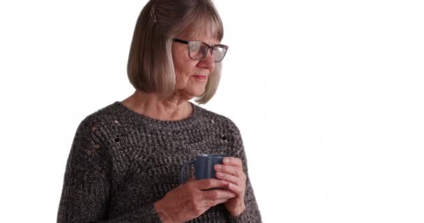 Komoly Érett Kezében Kávéscsésze Tüsszent Fehér Háttér Idős Figyelmes Hölgy — Stock videók