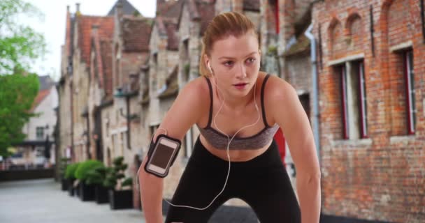Fáradt Női Kocogó Megáll Lélegezni Ellenőrizze Smart Watch Atlétikai Zenét — Stock videók