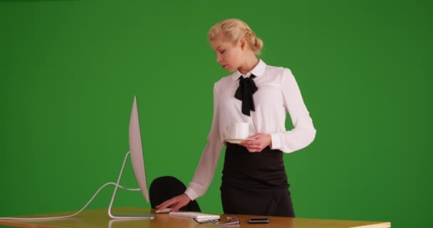 Biała Bizneswoman Trzymająca Kubek Kawy Czytająca Pulpicie Zielonym Ekranie Zielonym — Wideo stockowe