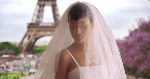 Errötende Braut Paris Frankreich Posiert Für Ein Porträt Schwarze Frau — Stockvideo