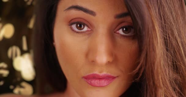 Großaufnahme Einer Schwülen Latina Die Abends Selbstbewusst Die Kamera Blickt — Stockvideo