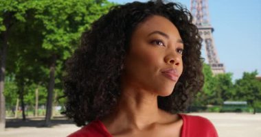 Tasasız siyah kız Paris 'teki Eyfel Kulesi' nde kendi kendine huzur içinde düşünüyor. Afrika 'nın bin yıllık dişisi Paris, Fransa' da hayal kuruyor. 4k