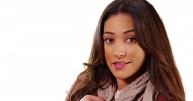 Güzel Latin 'in yakın plan çekimleri beyaz arka plan ve telif boşluğuna güvenle bakıyor. Stüdyoda fotokopi odasıyla kameraya gülümseyen kahverengi saçlı İspanyol kadın portresi. 4k