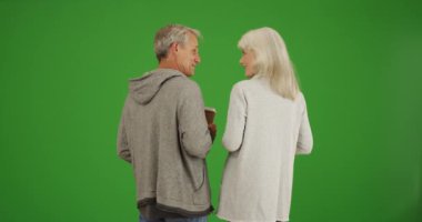 Yeşil ekranda sabah yürüyüşünde aktif kıdemli çift. Anahtar ya da birleşik olmak üzere yeşil ekranda.