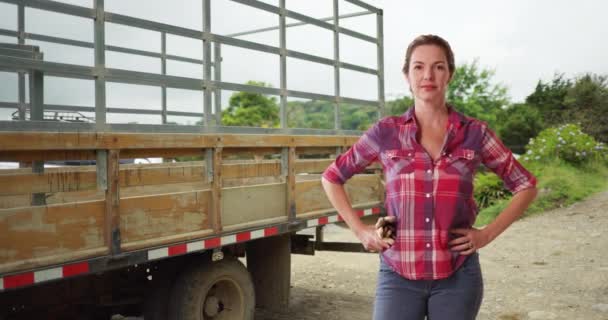 田舎の女性農家の誇りを持って笑みを浮かべて 外の女性農家や庭師の肖像画 — ストック動画