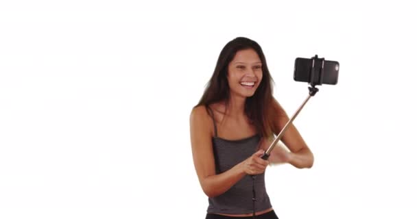 Menina Viajante Morena Bonito Usando Vara Selfie Fundo Branco Com — Vídeo de Stock